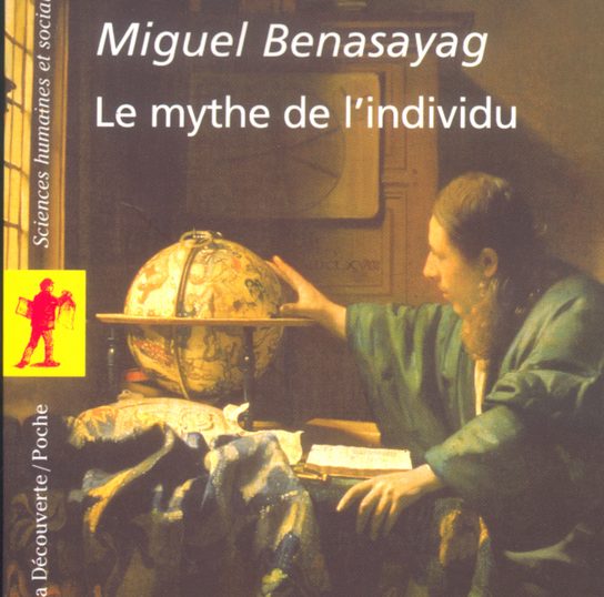 La couverture du livre « Le mythe de l'individu » de Miguel Benasayag représente un personnage en costume historique étudiant un globe terrestre dans une pièce faiblement éclairée. La lumière d'une fenêtre éclaire la scène. Ce livre appartient à une collection consacrée aux sciences humaines et sociales.